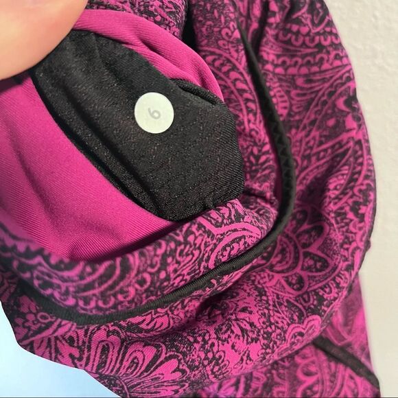 Lululemon Outrun 17" Crop Antique Paisley Deep Fuschia Black / Black - Picture 7 of 9
